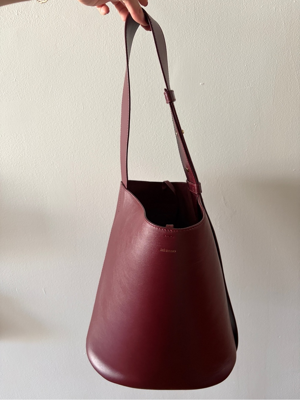 LIE STUDIO Norma Tote in Burgundy Leather - Picture 5 of 14